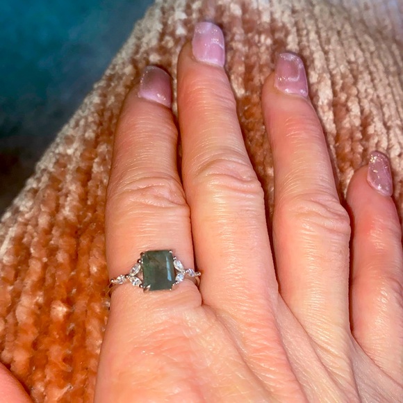 Pretty ring 💍💚 green stone laid on silver ring - Picture 2 of 6